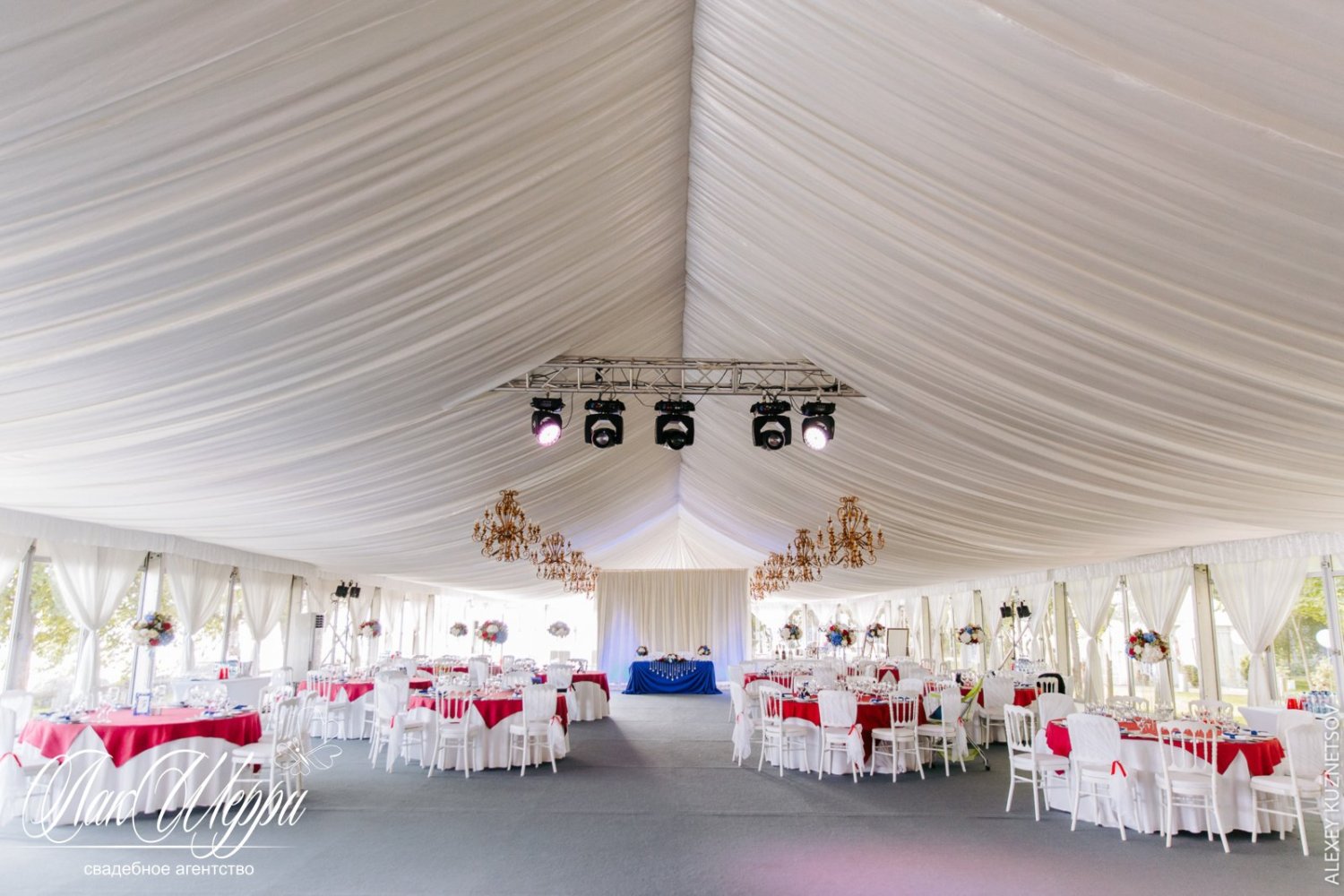 Красные ягоды на синем бархате Ильи и Дианы&nbsp;Свадебное агентство "ЛакШерри" : 