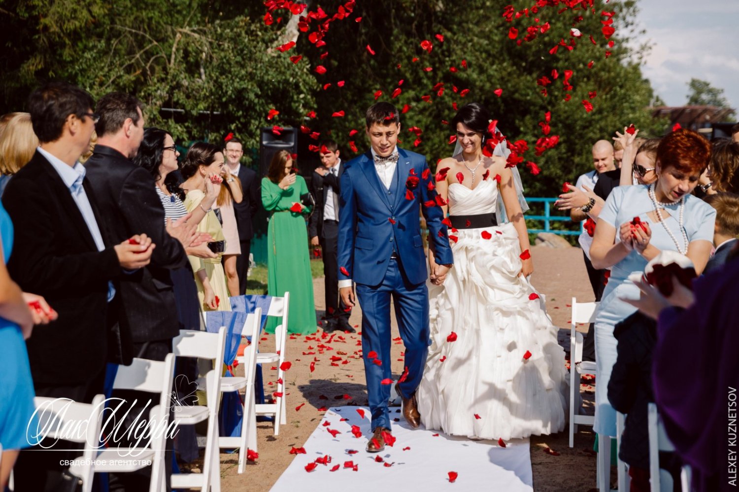 Красные ягоды на синем бархате Ильи и Дианы&nbsp;Свадебное агентство "ЛакШерри" : 