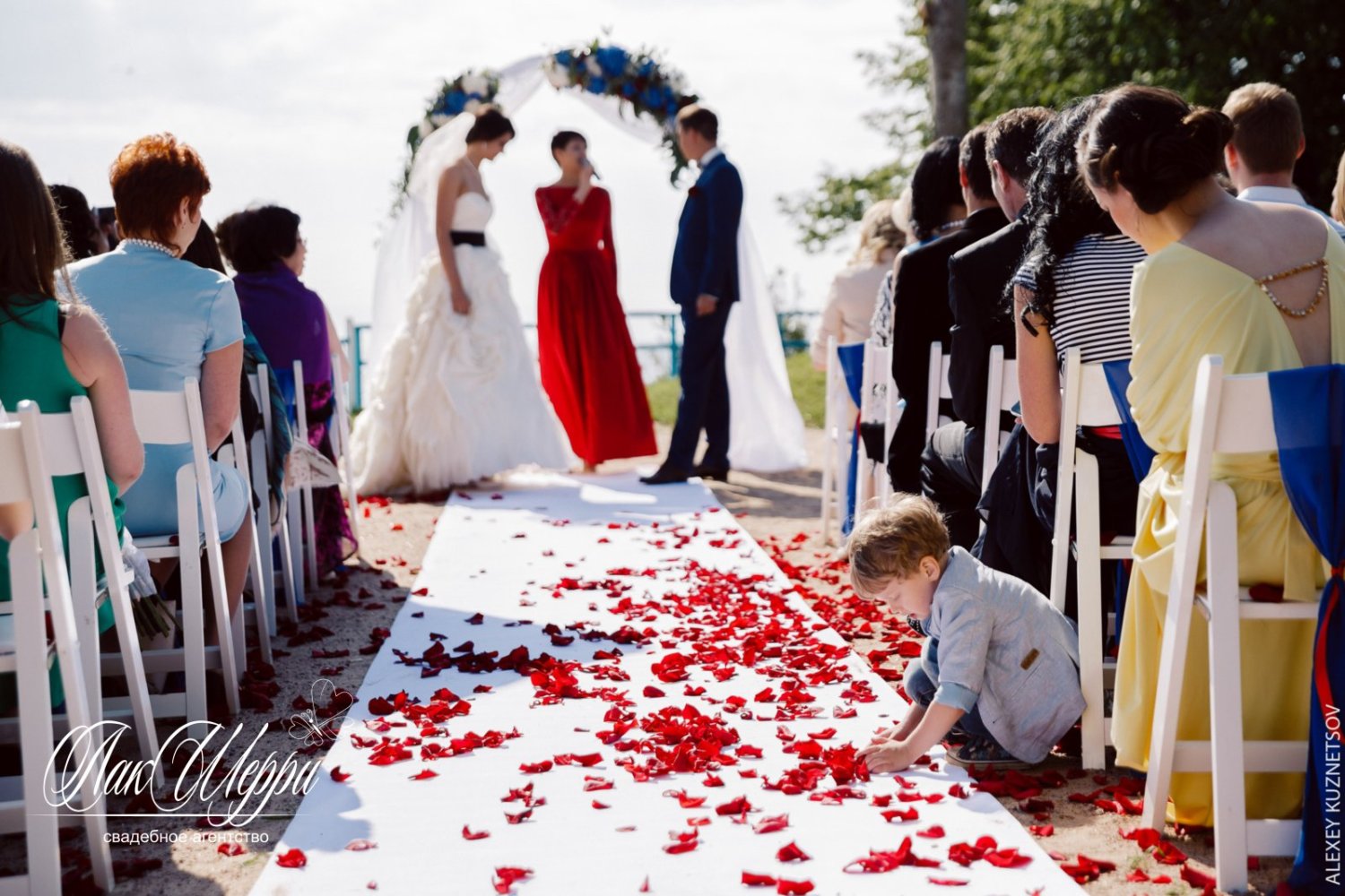 Красные ягоды на синем бархате Ильи и Дианы&nbsp;Свадебное агентство "ЛакШерри" : 