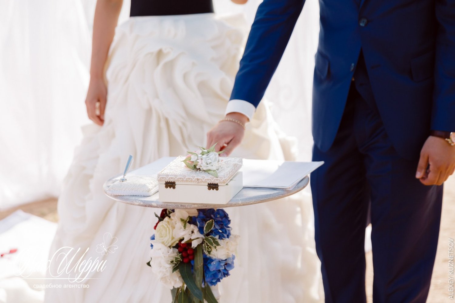 Красные ягоды на синем бархате Ильи и Дианы&nbsp;Свадебное агентство "ЛакШерри" : 