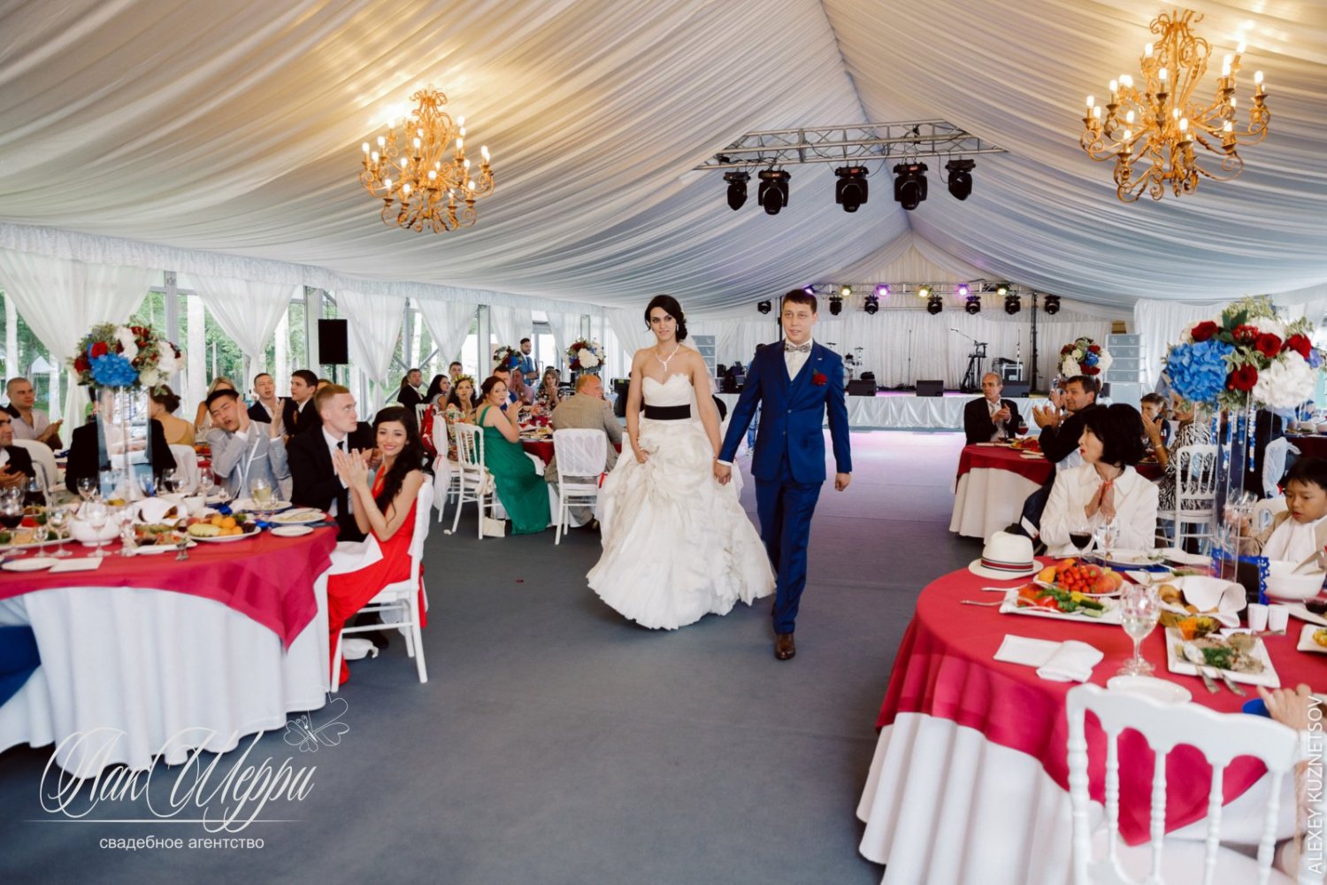 Красные ягоды на синем бархате Ильи и Дианы&nbsp;Свадебное агентство "ЛакШерри" : 