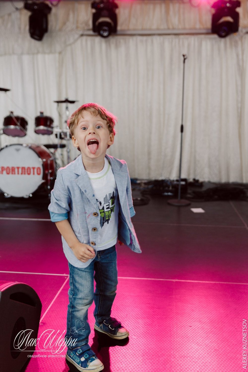 Красные ягоды на синем бархате Ильи и Дианы&nbsp;Свадебное агентство "ЛакШерри" : 