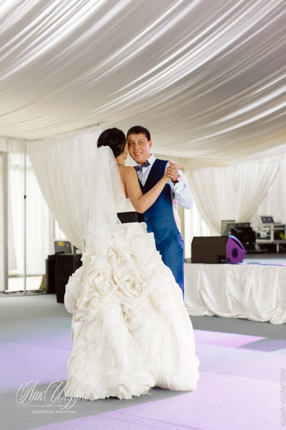 Красные ягоды на синем бархате Ильи и Дианы&nbsp;Свадебное агентство "ЛакШерри" : 