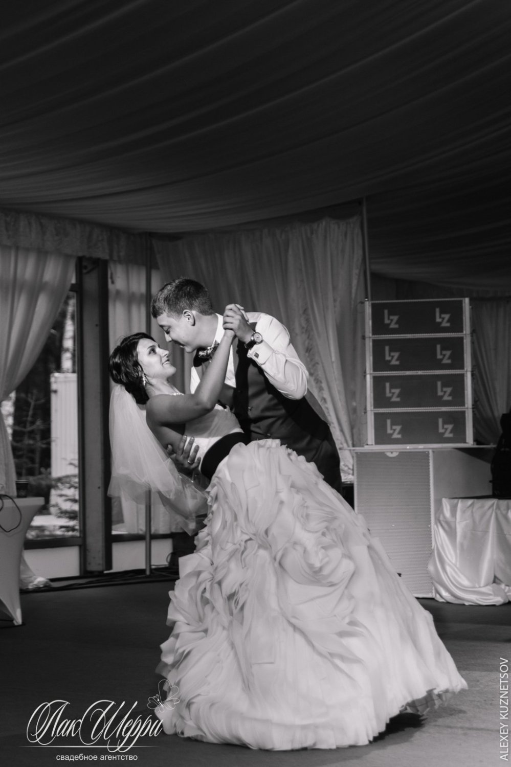 Красные ягоды на синем бархате Ильи и Дианы&nbsp;Свадебное агентство "ЛакШерри" : 