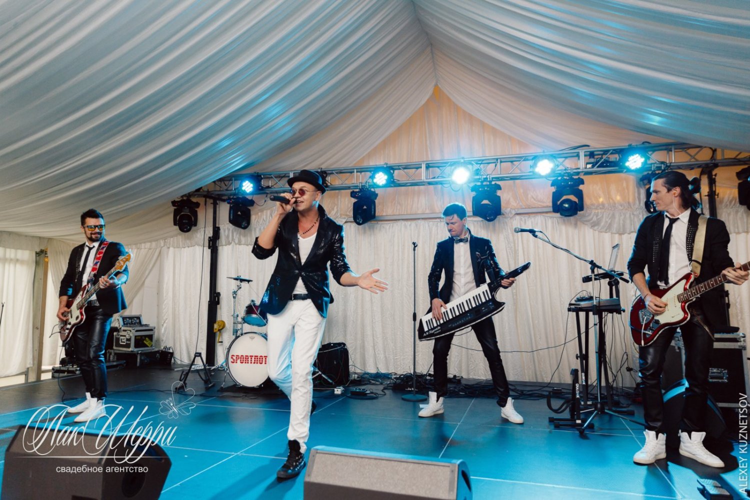 Красные ягоды на синем бархате Ильи и Дианы&nbsp;Свадебное агентство "ЛакШерри" : 