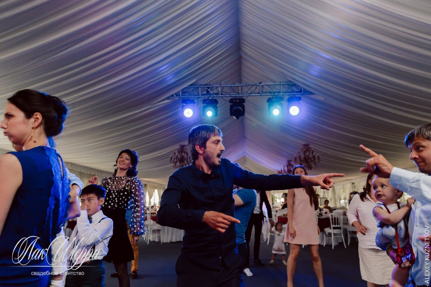 Красные ягоды на синем бархате Ильи и Дианы&nbsp;Свадебное агентство "ЛакШерри" : 