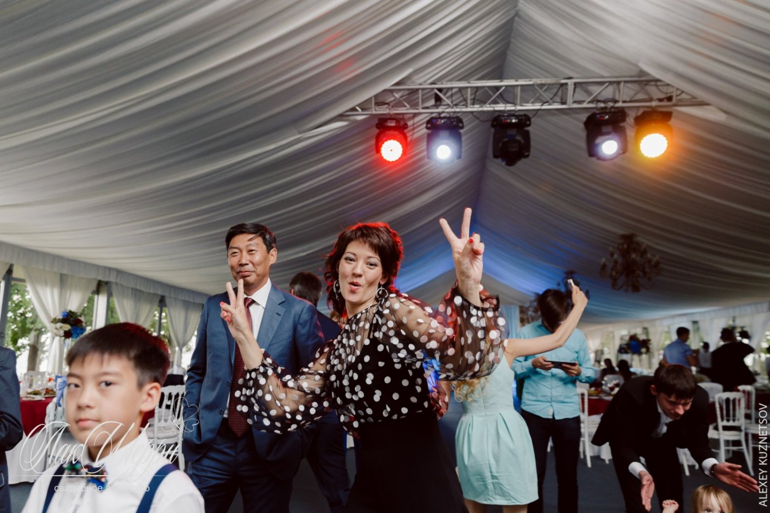 Красные ягоды на синем бархате Ильи и Дианы&nbsp;Свадебное агентство "ЛакШерри" : 