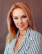 ведущая Ольга Соловей со своим шоу балетом