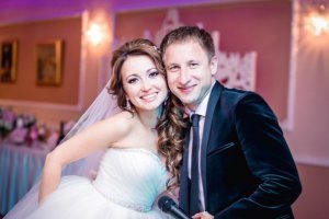 Ведущий Денис Бондарков